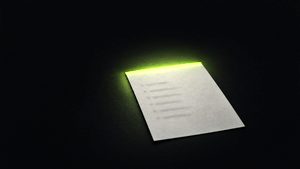 Ein einzelnes Blatt mit angedeuteten Zeilen auf dunkler Fläche, am oberen Rand ein grün leuchtender Streifen
